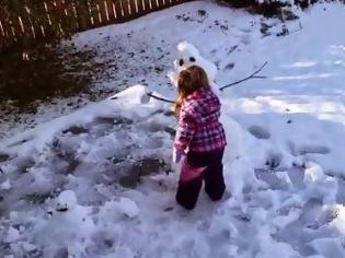 Φωτογραφία για Δείτε το κοριτσάκι που έφαγε… τον χιονάνθρωπο! [video]