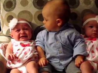 Φωτογραφία για Η ξεκαρδιστική αντίδραση ενός μπόμπιρα που βρέθηκε για πρώτη φορά ανάμεσα σε δίδυμα μωρά [Video]
