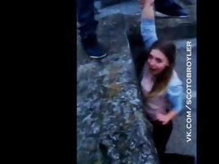 Φωτογραφία για Βίντεο που κόβει την ανάσα: Κοπέλα κρέμεται από ταράτσα, ενώ της κρατάει το χέρι το αγόρι της