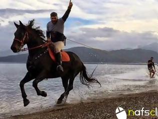 Φωτογραφία για Horse Surfing: Ένα νέο άθλημα στη Ναύπακτο