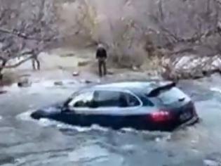 Φωτογραφία για Οδηγός προσπαθεί να περάσει ποτάμι με το τζιπ του αλλά.. αλλο Καγιάκ, άλλο Καγιέν - Δείτε το video