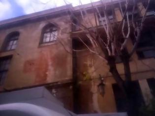 Φωτογραφία για Πάτρα: Ο σταυρός στον τοίχο παραμένει στη θέση του επί 71 χρόνια - Η ...πονεμένη ιστορία της αξιοποίησης του κτιρίου στο κέντρο της πόλης