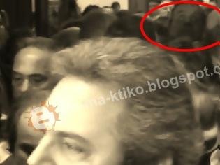 Φωτογραφία για ΠΑΡΑΣΚΗΝΙΟ: Τι κοιτάς Αντώνη οέοοοο;; Όταν ο Πρωθυπουργός περιμένει υπομονετικά την σειρά του για... δηλώσεις! [video]