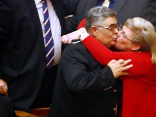 Φωτογραφία για H πιο συγκινητική στιγμή χθες βράδυ στο ελληνικό Κοινοβούλιο σε ένα βίντεο... Θα δακρύσετε!