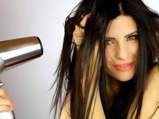 Φωτογραφία για Πιστολάκι: Οι 4 κινήσεις που καταστρέφουν τα μαλλιά