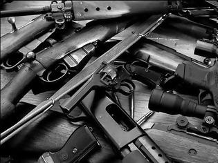 Φωτογραφία για Χειροπέδες σε πασίγνωστο πολιτικό για εμπορία όπλων: Το ραντεβού που τους έκαψε... [photos+video]