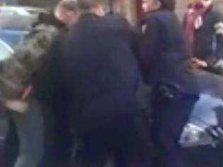 Φωτογραφία για Βίντεο που σοκάρει: Αστυνομικοί πλάκωσαν στο ξύλο 12χρονο παιδάκι [video]