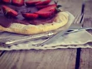 Φωτογραφία για Η συνταγή της ημέρας: Πίτσα με πραλίνα φουντουκιού και φράουλα