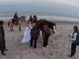 Φωτογραφία για Η φωτογράφηση γάμου με άλογο δεν είναι πάντα καλή ιδέα...[photos]