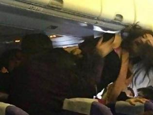 Φωτογραφία για ΧΑΜΟΣ εν πτήσει: Γυναίκες πιάστηκαν μαλλί με μαλλί! [photos]