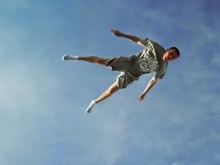 Φωτογραφία για Ο άνθρωπος που αψηφά την βαρύτητα με ένα τραμπολίνο [Video]