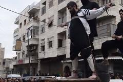 Εικόνες φρίκης από τη Συρία: Τζιχαντιστές σταυρώνουν και ακρωτηριάζουν σε δημόσια θέα