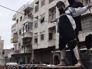 Φωτογραφία για Εικόνες φρίκης από τη Συρία: Τζιχαντιστές σταυρώνουν και ακρωτηριάζουν σε δημόσια θέα