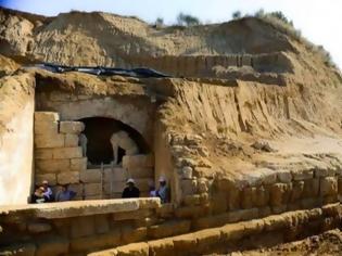 Φωτογραφία για Αμφίπολη: Ποια είναι η 54χρονη βασίλισσα στον τάφο; - Θησαυρό αποκάλυψαν οι έρευνες των γεωλόγων στο λόφο Καστά
