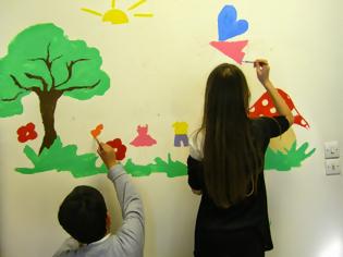 Φωτογραφία για Μικροί μαθητές δημοτικού σχολείου ζωγράφισαν σε νοσοκομείο, για να ευχηθούν περαστικά στα άρρωστα παιδάκια