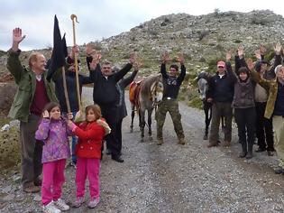 Φωτογραφία για Με άλογα και… γκλίτσες φυλάνε την περιοχή τους για να μην πάνε σκουπίδια!