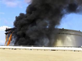 Φωτογραφία για Λιβύη: Το χάος συνεχίζεται, τρεις δεξαμενές φλέγονται στο λιμάνι της Ες Σίντερ