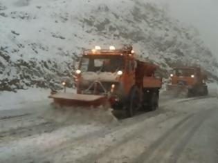 Φωτογραφία για Άρχισε να χιονίζει και στη Φθιώτιδα: Έπιασαν δουλειά οι αλατιέρες!