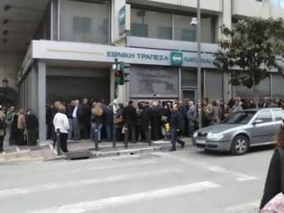 Φωτογραφία για Πάτρα: Αναμονή μέχρι και στα ΑΤΜ - Συνωστισμός στις τράπεζες για τέλη κυκλοφορίας και φόρους
