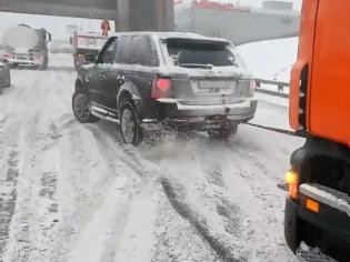 Φωτογραφία για ΔΕΙΤΕ πως ένα Range Rover «ξεκολλάει» φορτηγό από το χιονισμένο δρόμο... [video]