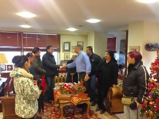 Φωτογραφία για Σε κλίμα συγκίνησης ο Δήμαρχος Αμαρουσίου Γ. Πατούλης, διέθεσε εορταστική οικονομική ενίσχυση σε 50 οικογένειες της πόλης
