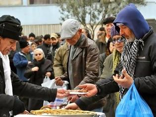 Φωτογραφία για ΑΙΣΧΟΣ: Τάισαν ΛΑΣΠΗ τους φτωχούς...Σοβαρές καταγγελίες για το που πάνε τα χρήματα για τους ΑΠΟΡΟΥΣ!