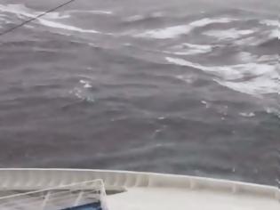 Φωτογραφία για Συγκλονιστικές εικόνες - Δείτε τα κύματα θηρία που χτυπούσαν το φλεγόμενο Normal Atlantic