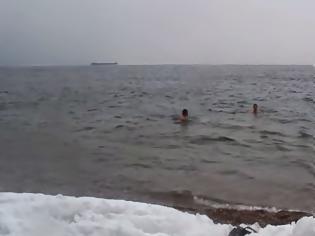 Φωτογραφία για Και όμως... βούτηξαν στα παγωμένα νερά του Παγασητικού... [video]