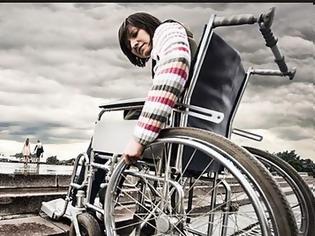 Φωτογραφία για Καθηλωμένη στο αναπηρικό καρότσι, βλέπει τα παιδιά της και ζητά βοήθεια για αυτά... [photo]