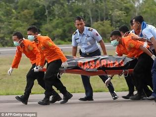 Φωτογραφία για Αεροσκάφος AirAsia: Ανέσυραν πτώματα πιασμένα χέρι-χέρι