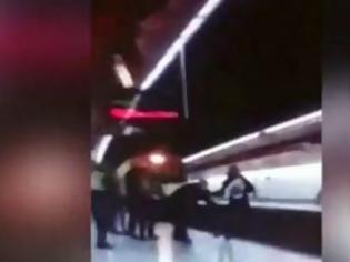 Φωτογραφία για Σοκαριστικό βίντεο: Αστυνομικός σκοτώθηκε πέφτοντας στις γραμμές του μετρό [video]