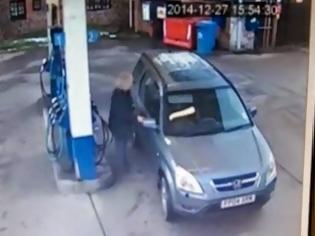 Φωτογραφία για Η απελπισμένη προσπάθεια μιας γυναίκας να παρκάρει για να βάλει βενζίνη [video]
