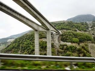 Φωτογραφία για ΣΟΚ: 52χρονος έπεσε από γέφυρα της Εγνατίας