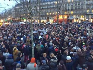 Φωτογραφία για Με πένες και δάκρυα στα μάτια χιλιάδες Γάλλοι στους δρόμους του Παρισιού [photos]