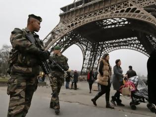 Φωτογραφία για Βγήκε ο στρατός στο Παρίσι! Καταδρομείς στον Πύργο του Άιφελ
