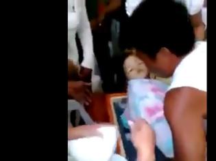Φωτογραφία για Β'ιντεο ΣΟΚ: Τρίχρονο κοριτσάκι σηκώνεται από το φέρετρο λίγο πριν την κηδεία του... [video]