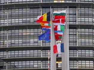 Φωτογραφία για Μεσίστιες σημαίες στην Ε.Ε. για τα θύματα της επίθεσης