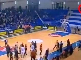 Φωτογραφία για Εμφανίστηκε ΦΑΝΤΑΣΜΑ σε γήπεδο μπάσκετ: Δείτε το VIDEO που κάνει το γύρο του διαδικτύου! [video]