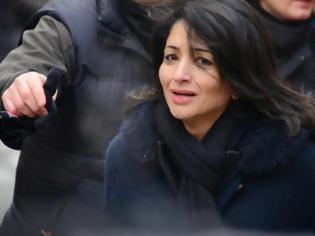 Φωτογραφία για ΣΠΑΡΑΚΤΙΚΕΣ εικόνες: H Στιγμή που η σύντροφος του διευθυντή του Charlie Hebdo μαθαίνει ότι είναι νεκρός... [photos]
