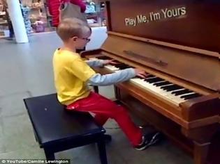 Φωτογραφία για ΑΠΙΘΑΝΟΣ: Έμαθε μόνος του πιάνο και σε αφήνει με το στόμα ανοιχτό! [video]
