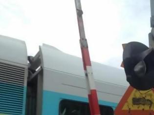 Φωτογραφία για Πάτρα: Αυτοκίνητα έπεσαν πάνω στις μπάρες του τρένου σε Όθωνος Αμαλίας και Γούναρη