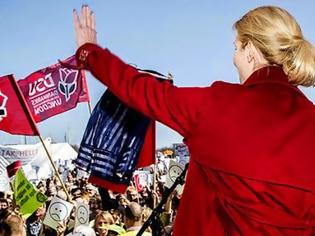Φωτογραφία για Καρέ καρέ η επική τούμπα της καλλονής πρωθυπουργού της Δανίας στο Παρίσι μετά τη διαδήλωση