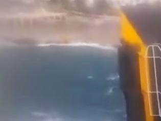 Φωτογραφία για Επική μάχη του Blue Star Paros με τα κύματα για να δέσει στην Τήνο...[video]