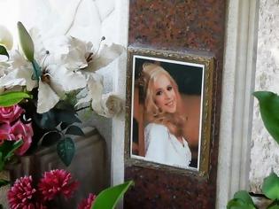 Φωτογραφία για Ανατριχιαστικό: Δείτε τι έχει συμβεί στον τάφο της Αλίκης Βουγιουκλάκη! [photo]
