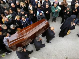 Φωτογραφία για Σοκ στην Κρήτη: «Πάγωσαν» οι συγγενείς σε κηδεία γυναίκας από αυτό που είδαν όταν άνοιξε το φέρετρο