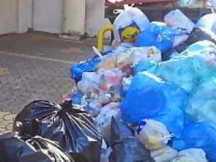 Φωτογραφία για Σκουπίδια στην Τρίπολη: Αφού δεν μπορούμε να τα μαζέψουμε, τουλάχιστον τα ... βάζουμε σε σειρά!