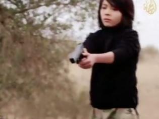 Φωτογραφία για Παγκόσμιο σοκ: Βίντεο του Ισλαμικού κράτους δείχνει 10χρονο αγόρι να εκτελεί δύο άνδρες [photos]