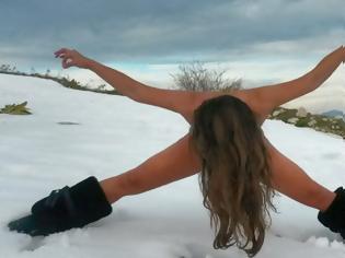 Φωτογραφία για ΑΠΙΣΤΕΥΤΟ! Ποια Ελληνίδα γυμνάστρια κάνει yoga στο χιόνι χωρίς...ρούχα; [video + photos]