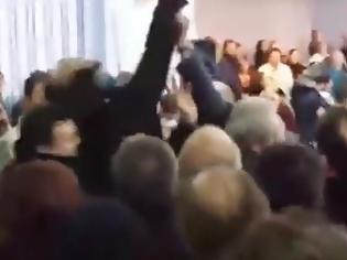 Φωτογραφία για ΒΙΝΤΕΟ-ΣΟΚ: Απομάκρυναν... σηκωτό οπαδό της ΑΕΚ από την ομιλία του Αλέξη Τσίπρα στη Ρόδο [video]