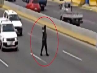 Φωτογραφία για ΧΙΛΙΑ ΜΠΡΑΒΟ: Δείτε για ποιο λόγο αυτός ο αστυνομικός σταμάτησε την διέλευση των αυτοκινήτων σε λεωφόρο... [video]
